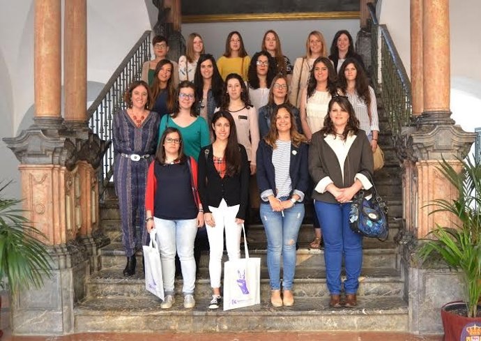 Guijarro (centro) junto a las participantes en el programa