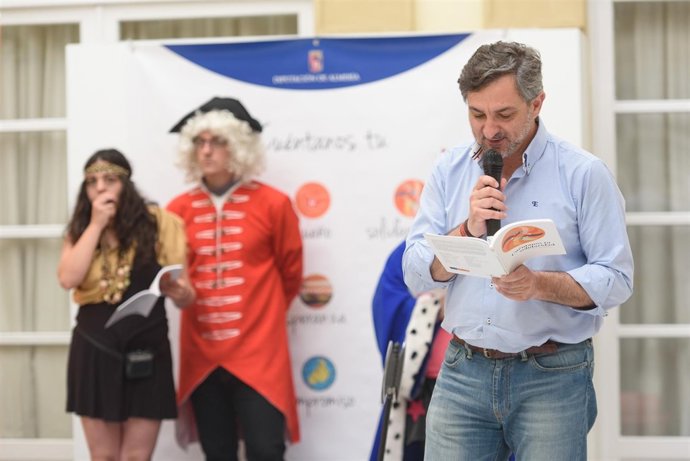 El diputado Ángel Escobar ha comenzado la lectura de un cuento infantil.