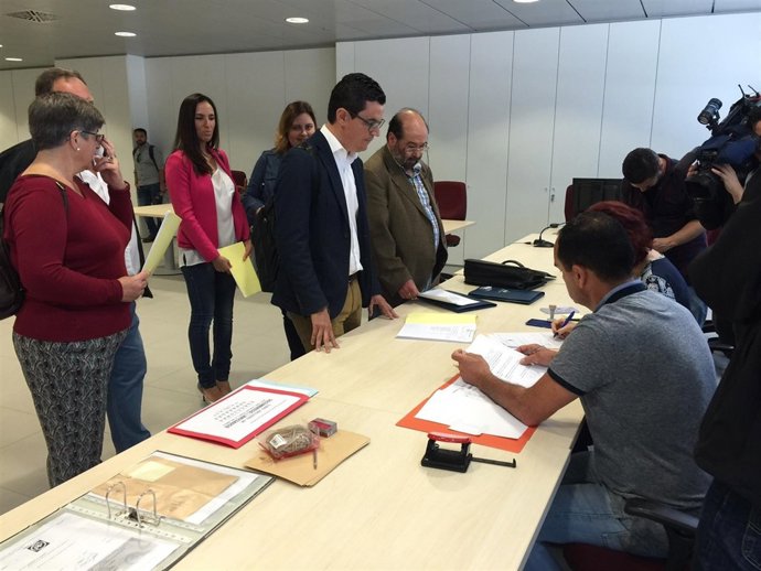 Pablo Rodríguez registrando su candidatura al Congreso