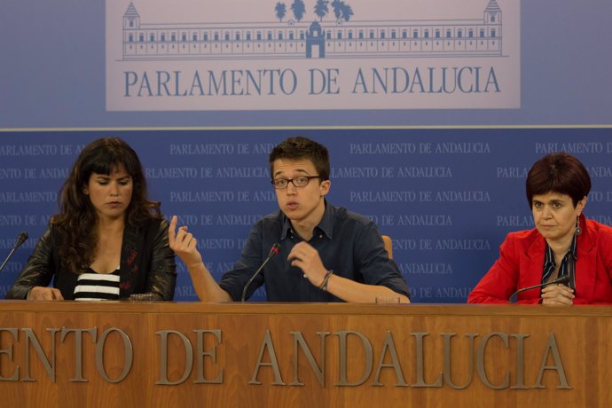 Errejón,en el Parlamento andaluz junto a Teresa Rodríguez y Esperanza Gómez 