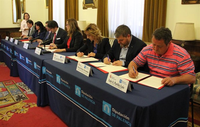 Los firmantes del programa 'Rehabitare'