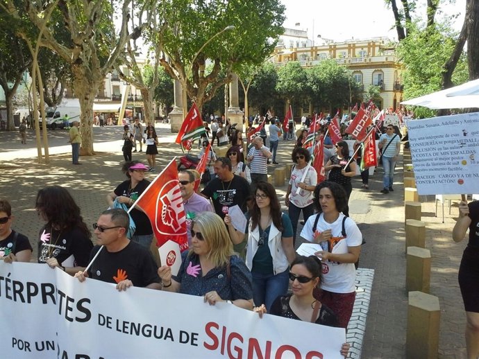 Manifestación en Sevilla de intérpretes educativos de lengua de signos