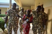 El presidente de Nigeria recibe a la joven de Chibok localizada esta semana