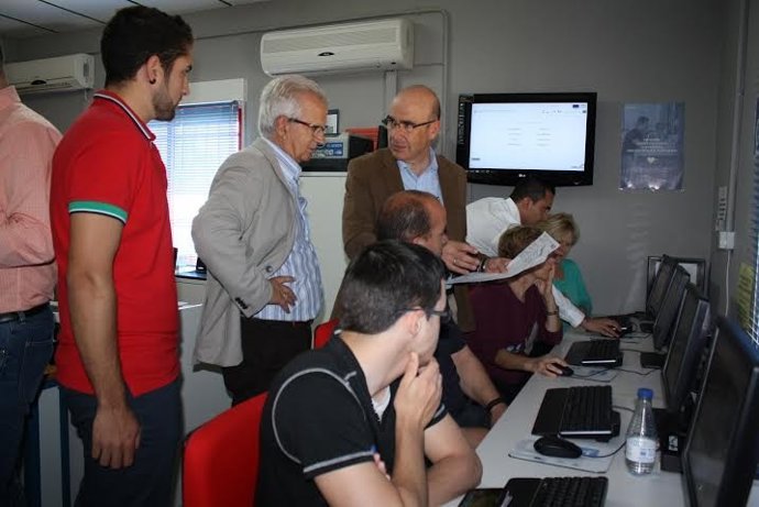 Carmona (dcha.) durante su visita al Centro Guadalinfo