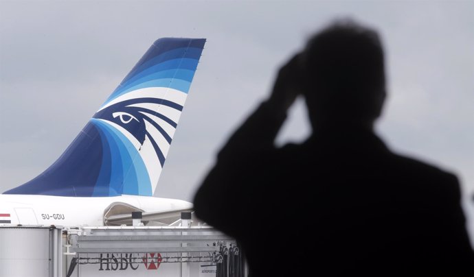 Avión de EgyptAir en el aeropuerto Charles de Gaulle de París