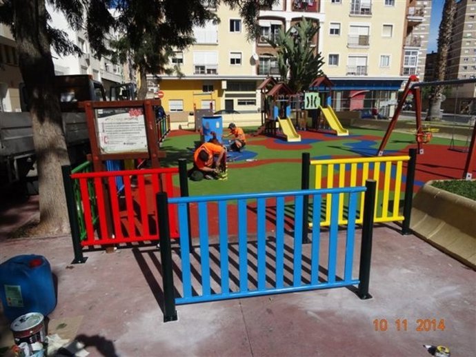 Operarios en un parque infantil de Máalga 
