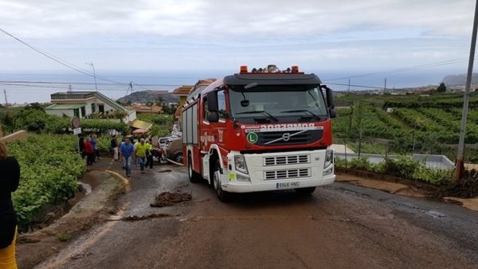 Bomberos en la zona del estanque