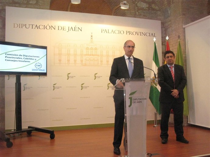 El presidente de la Diputación de Salamanca en un encuentro con los medios.