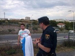 Militante del BNG identificado al portar una bandera nacionalista