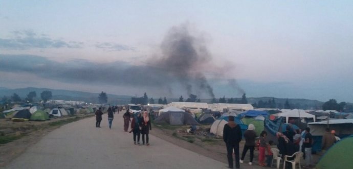 Gases lacrimógenos lanzados por la Policía griega en Idomeni
