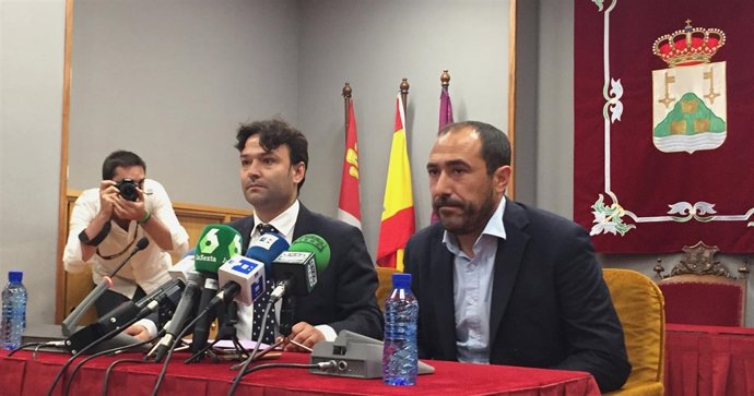 El alcalde de Tordesillas (izquierda) junto al portavoz del PP en el Ayuntaminto