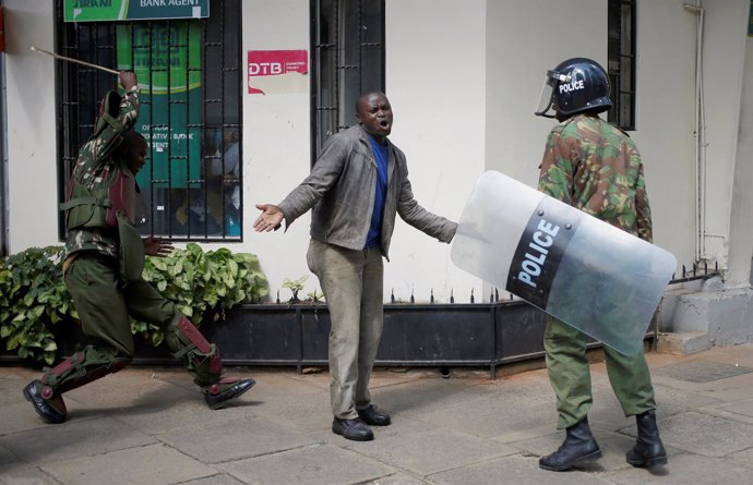 Policía y manifestantes en Nairobi