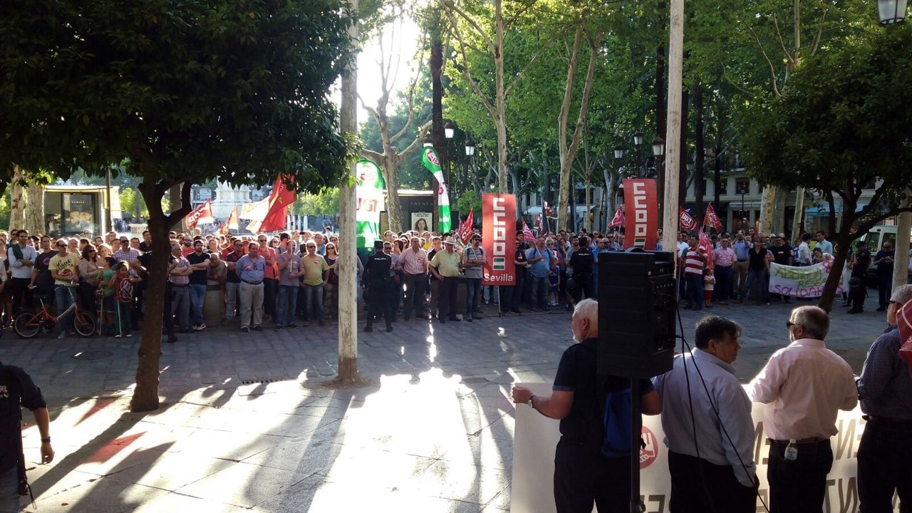 Manifestación de UGT y CCOO contra los despidos en Abengoa.