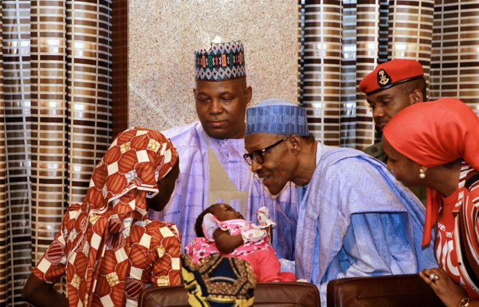 Buhari recibe a la joven rescatada dos años después de su secuestro en Chibok