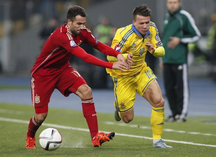 Konoplyanka y Mario Gaspar pelean por un balón