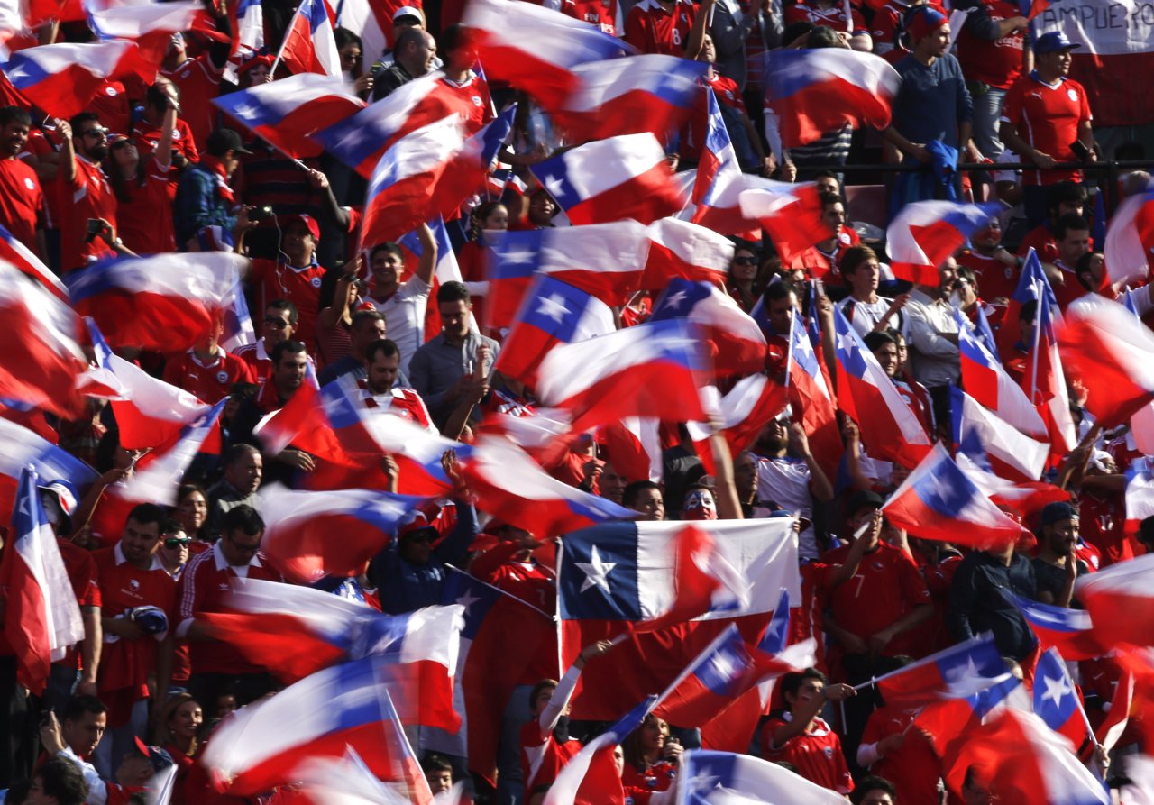 Aficionados agitan banderas de Chile