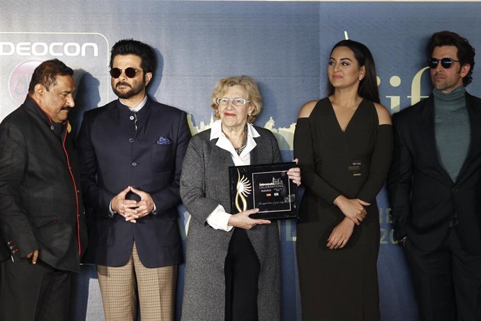 Carmena con los actores de Bollywood en la IIFA Weekend and Awards