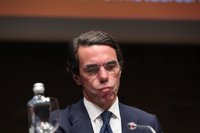 Aznar avisa a Rajoy de los peligros de un exceso de deuda pública y ve un "error" relajar la correción del déficit