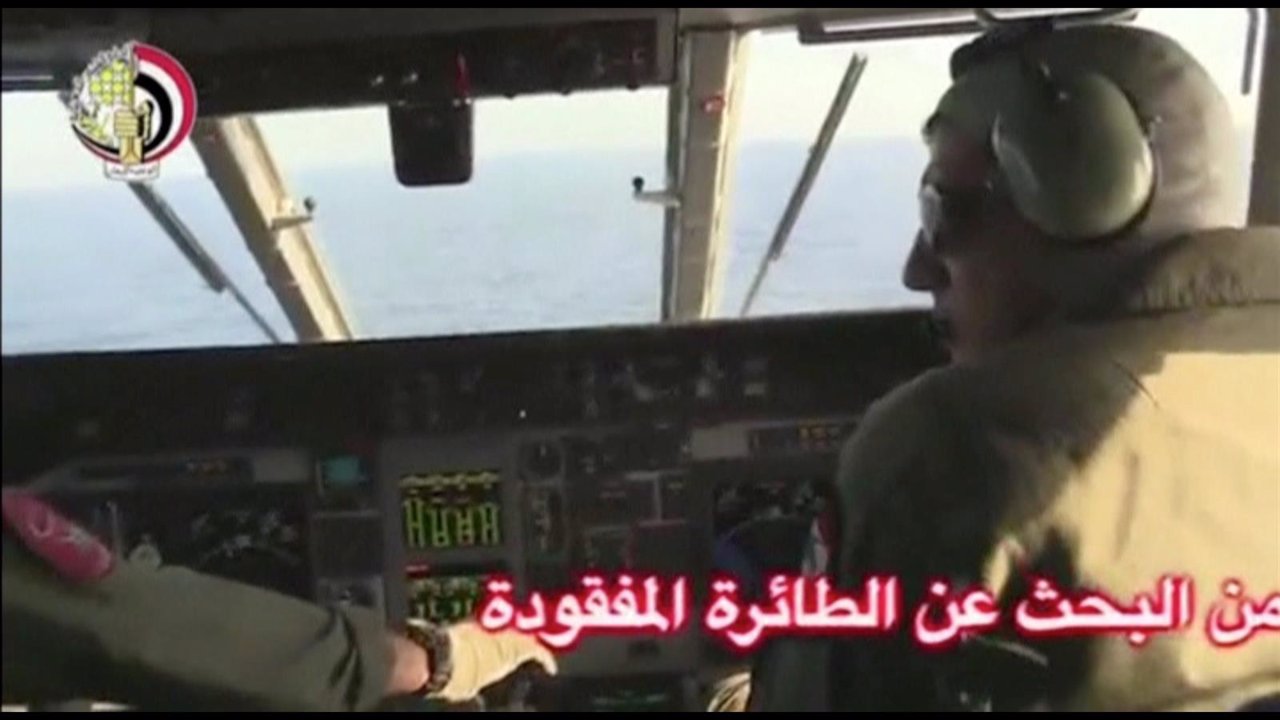 Pilotos en un avión de Egipto en las búsqueda de los restos del avión de Egypt A