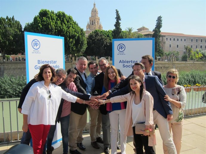 Teodoro García acompañado del resto de candidatos al Congreso y al Senado 
