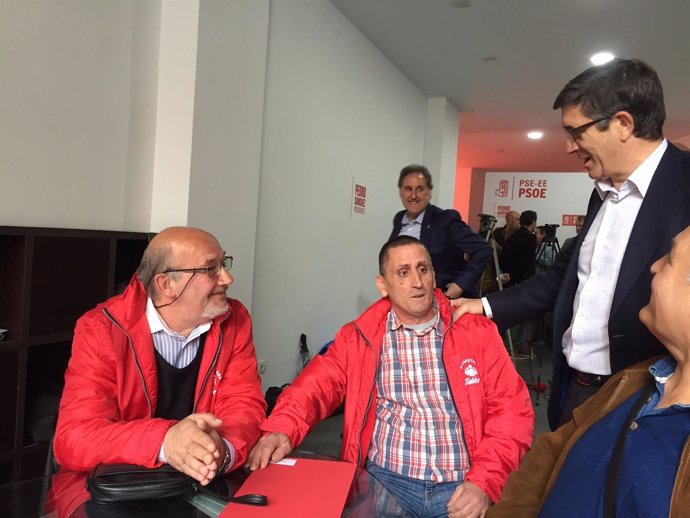 Patxi López en la oficina de información del PSE en Bilbao