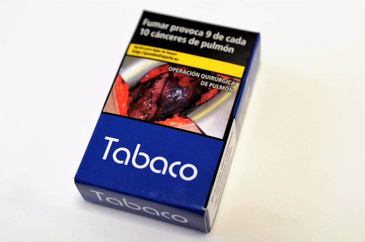 Nueva cajetilla de tabaco, paquete de tabaco, cigarro, cigarros