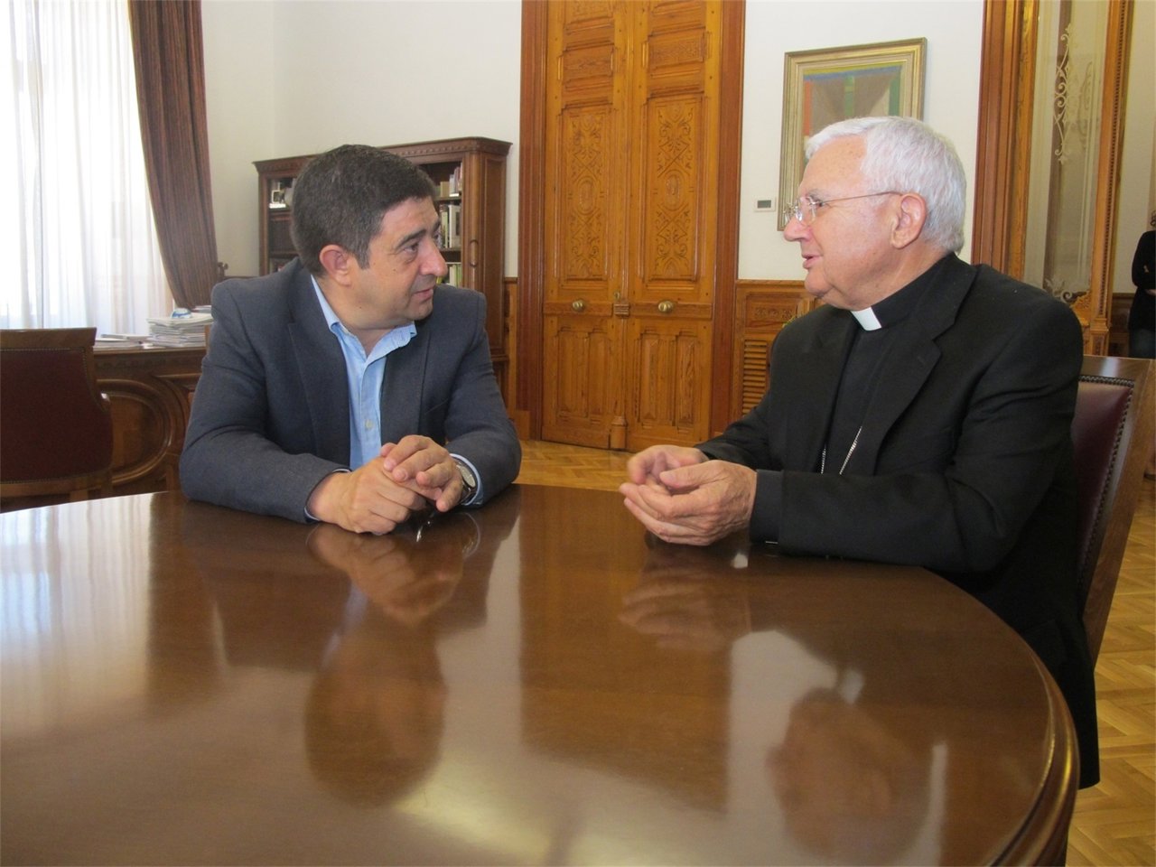 Francisco Reyes y Ramón del Hoyo mantienen un encuentro de despedida.
