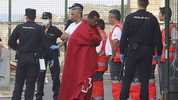 Una persona de la patera rescatada 