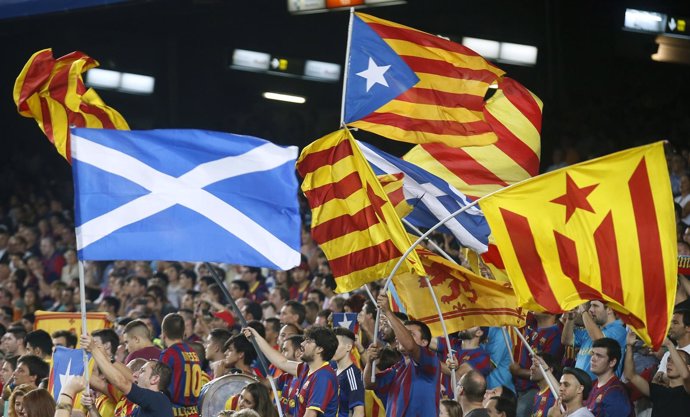 Bandera de Escocia con esteladas en el Camp Nou