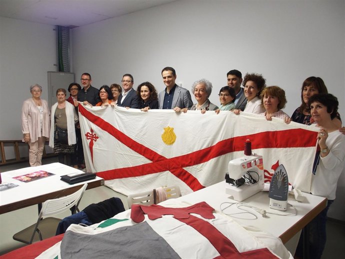 Imagen de la visita, con una de las banderas confeccionadas 