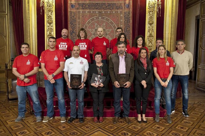 Beaumont junto al jefe de bomberos de Guayaquil.