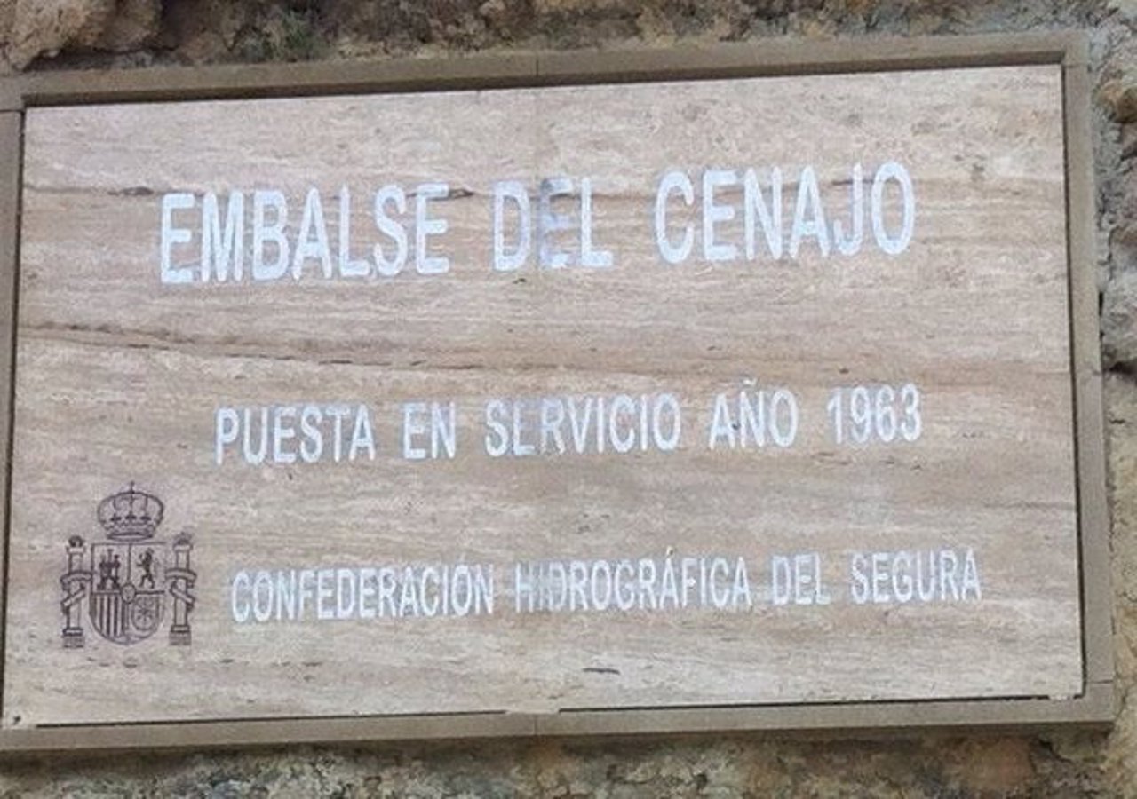 La CHS retira la placa del embalse del Cenajo 