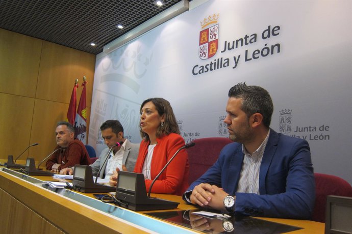 Marcos junto a los sindicatos tras la reunión con Herrera