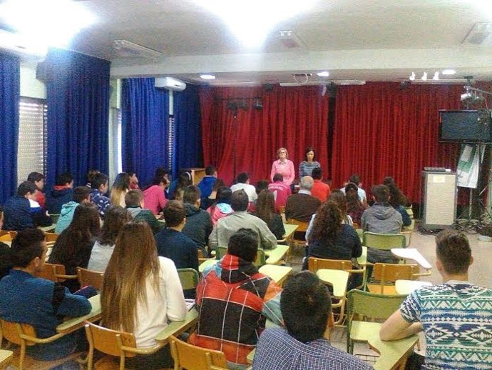 Un grupo de adolescentes participa en el taller