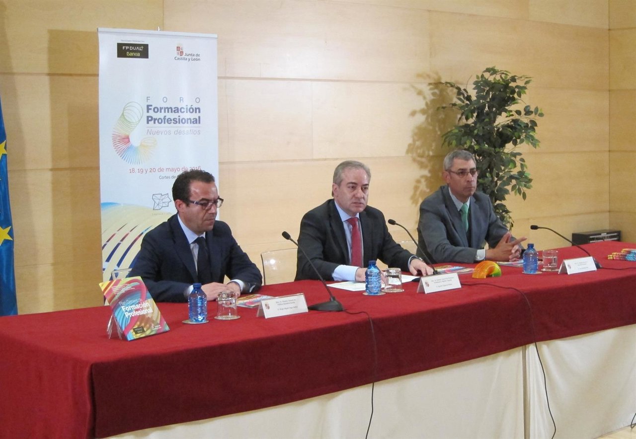 Agustín Sigüenza (centro) presenta el nuevo Plan de FP