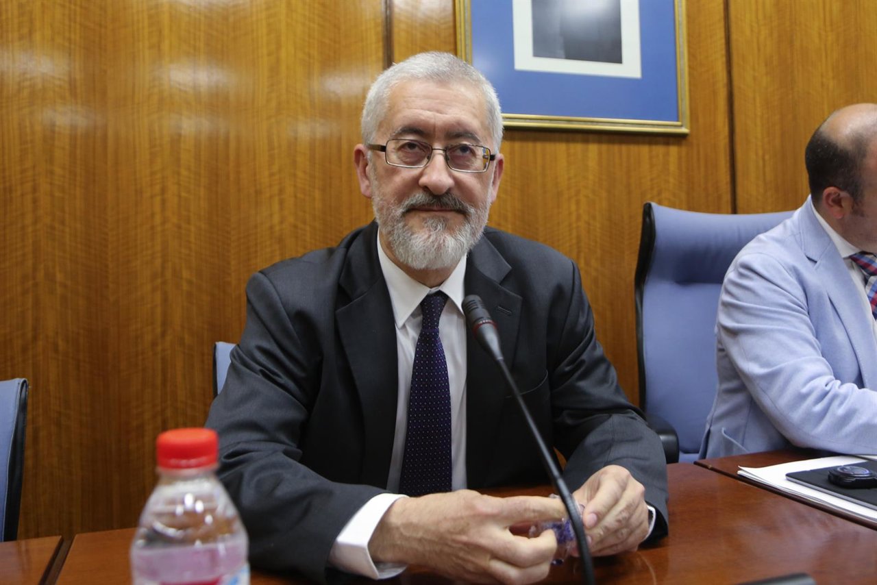 El exconsejero Antonio Ávila antes de comparecer en la comisión de investigación