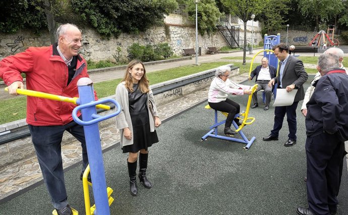 Aparatos de ejercicios en un parque