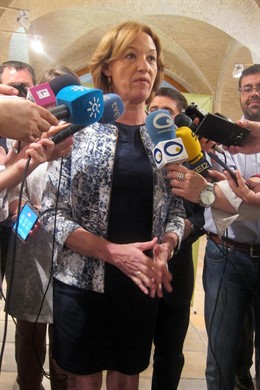 La consejera de Agricultura de la Junta, Carmen Ortiz, atiende a los periodistas