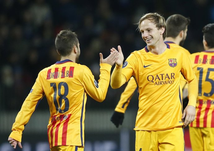Ivan Rakitic celebra un gol con Jordi Alba