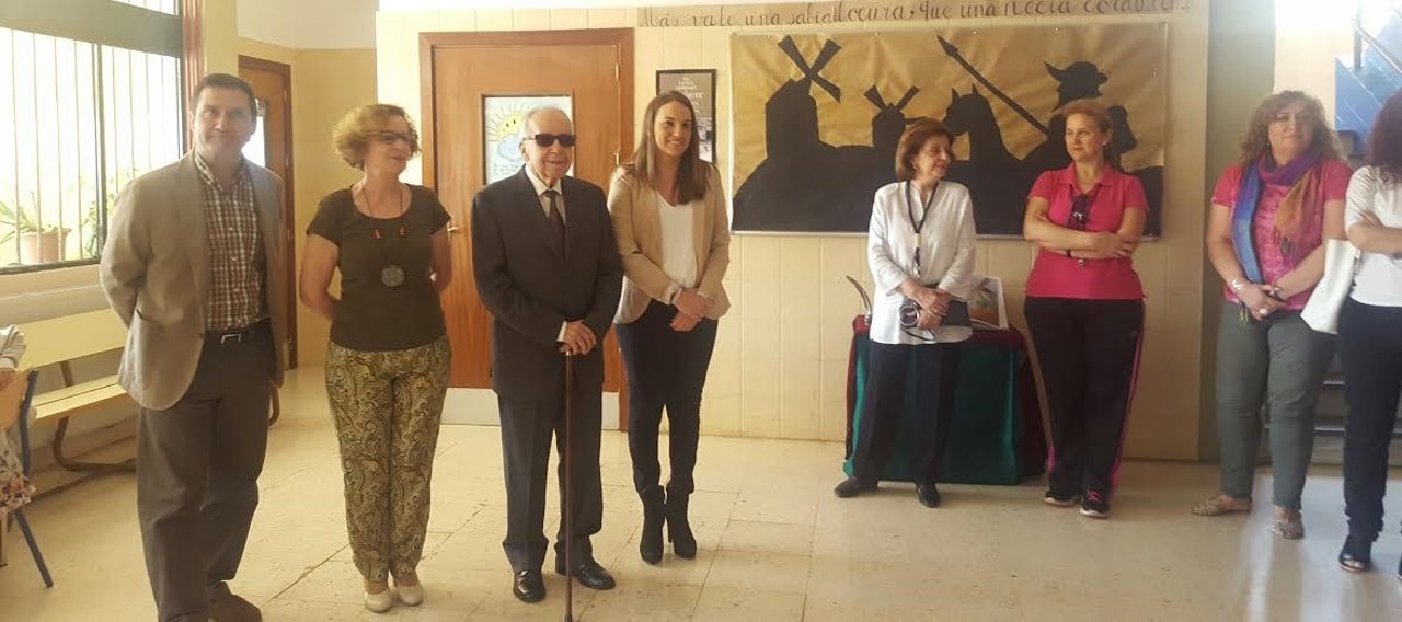 Ruiz y García Baena (centro) durante la visita al centro escolar