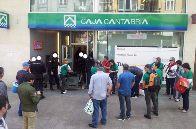 Miembros de la PAH frente a oficina de la caja