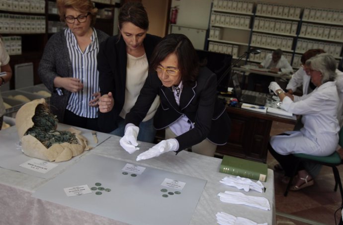 Rosa Aguilar visita el Museo Arqueológico tras el hallazgo de Tomares