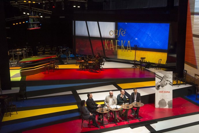 Montaje de Café Kafka en Les Arts