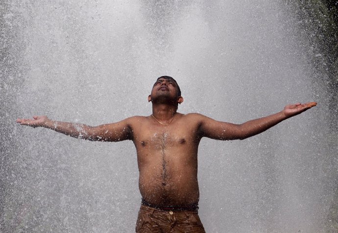 Un hombre se refresca en plena ola de calor a finales de mayo
