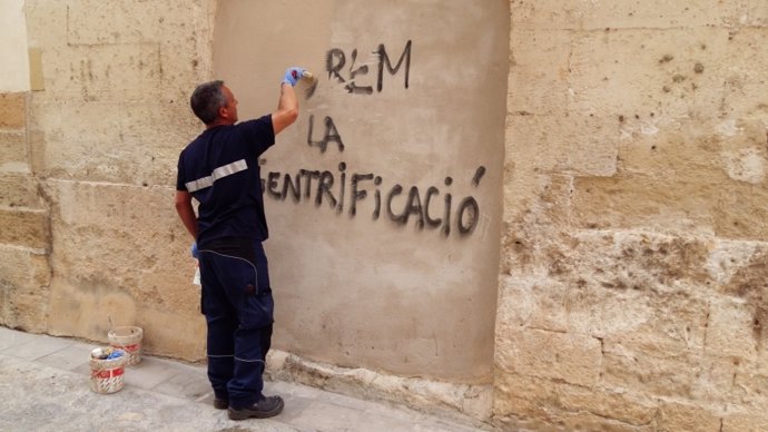 Emaya comienza a retirar las pintadas contra el turismo en edificios protegidos