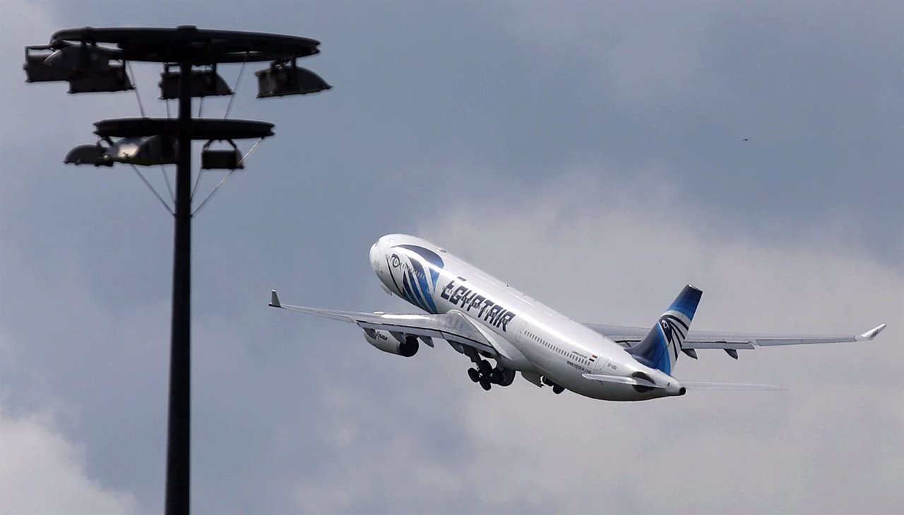 Avión de EgyptAir despegando del aeropuerto Charles de Gaulle en París