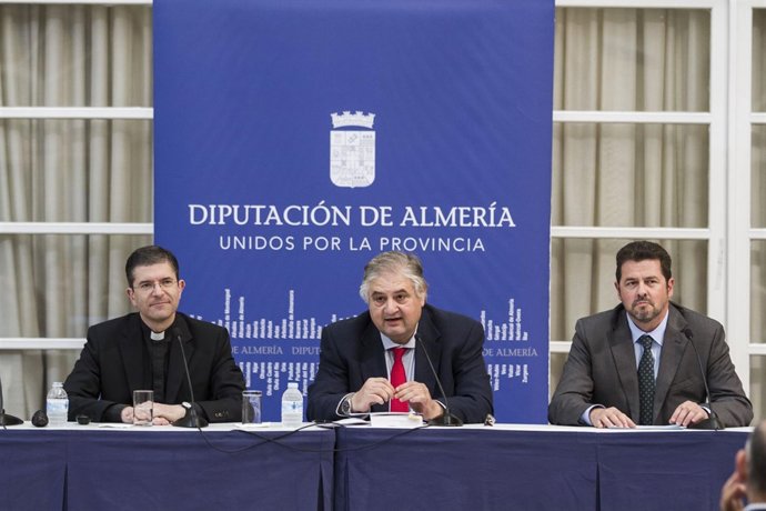 El diputado Manuel Alías, maestro de ceremonias en la presentación del libro.