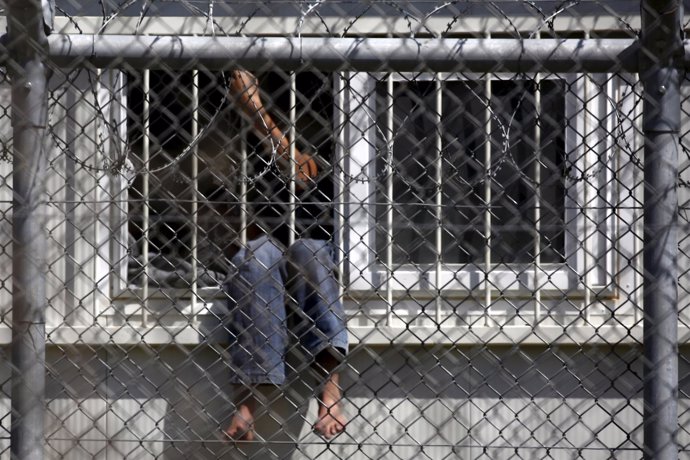 Un refugiado espera su deportación en un centro de Lesbos (Grecia)