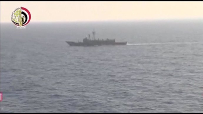 Un buque militar egipcio rastrea la zona donde desapareció el avión de EgyptAir