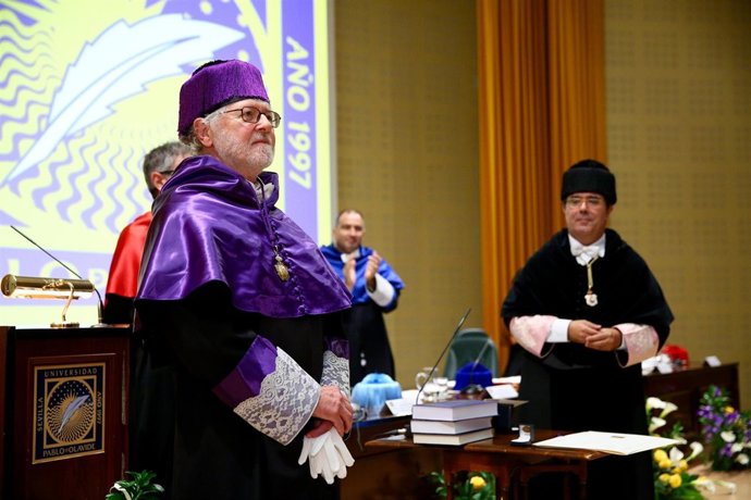 Robert Baker es investido Doctor Honoris Causa por la UPO